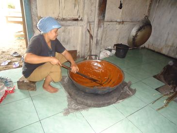 Proses pembuatan gula semut yang melibatkan perempuan sebagai pengindel
