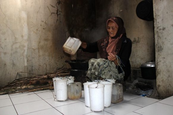 TANTANGAN BARU LSM LPPSLH DALAM PEMBERDAYAAN GULA KELAPA