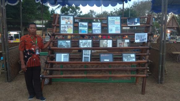 Salah seorang penghayat kepercayaan datang mengunjungi pameran foto perjuangan penghayat di stand LPPSLH