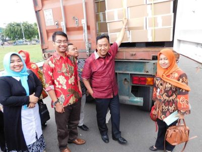 Direktur LPPSLH, Direktur P3R, berfoto bersama Bupati Cilacap usai launching ekspor Gula Semut.