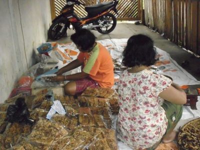 Ibu rumah tangga membuat olahan pangan untuk memenuhi kebutuhan gizi keluarga