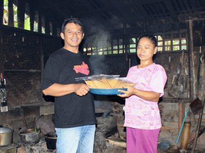 Petugas Inspeksi Berfoto Bersama Petani Gula Kelapa dan Produknya