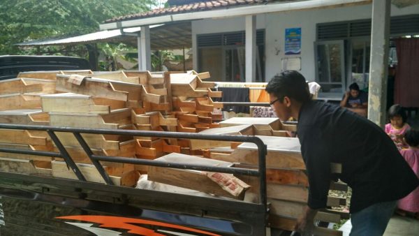 Distribusi Bantuan Alat Untuk Petani Gula Kelapa